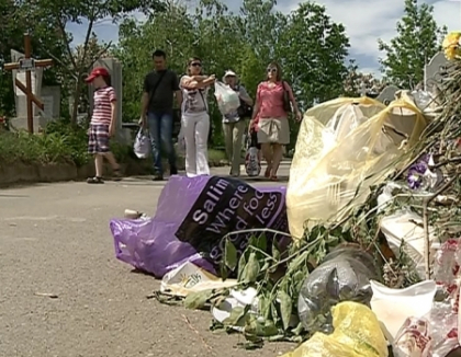 Vesnica lor... murdarie. Dupa Blajini cimitirele din capitala arata ca niste containere imense cu gunoi Vesnica lor... murdarie. Dupa Blajini cimitirele din capitala arata ca niste containere imense cu gunoi