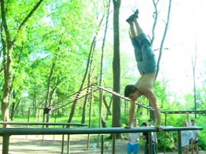 Asa ceva nu vezi in fiecare zi in troleibuz! Street workout-ul, tot mai preferat de tinerii de la noi Asa ceva nu vezi in fiecare zi in troleibuz! Street workout-ul, tot mai preferat de tinerii de la noi