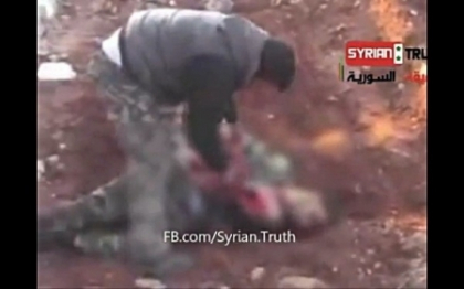 Ororile razboiului din Siria. Un lider rebel mananca din inima unui soldat inamic. VIDEO