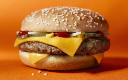 Te-ai gandit ca un hamburger te poate face mai nervos? Uite ce spun studiile Te-ai gandit ca un hamburger te poate face mai nervos? Uite ce spun studiile