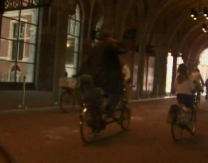 Biciclistii olandezi se vor bucura de o pista care trece chiar prin Muzeul de Arta. Uite cum arata