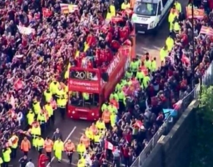 Zeci de mii de fani au sarbatorit in strada titlul cucerit de Man. United. Cum i-au multumit lui Ferguson Zeci de mii de fani au sarbatorit in strada titlul cucerit de Man. United. Cum i-au multumit lui Ferguson