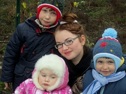 Doctor in psihologie, mama a trei copii, scriitoare si sotie de preot. Aurelia Balan le reuseste pe toate Doctor in psihologie, mama a trei copii, scriitoare si sotie de preot. Aurelia Balan le reuseste pe toate