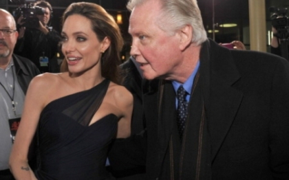 Tatal Angelinei Jolie a aflat de pe internet de operatia de dubla mastectomie a fiicei sale