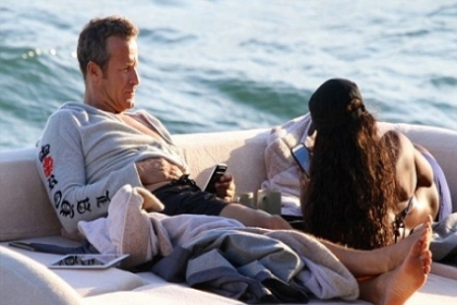 Miliardarul Vladislav Doronin se relaxeaza cu ...sosia lui Naomi Campbell. Cine-i tine de urat - FOTO Miliardarul Vladislav Doronin se relaxeaza cu ...sosia lui Naomi Campbell. Cine-i tine de urat - FOTO