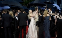 Udate pe covorul rosu! Cum s-au afisat vedetele la deschiderea festivalului de la Cannes - FOTO
Udate pe covorul rosu! Cum s-au afisat vedetele la deschiderea festivalului de la Cannes - FOTO
