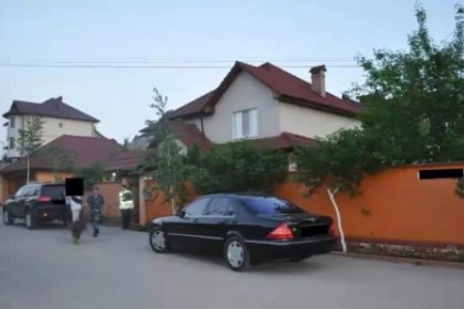 Prinsi in timp ce jefuiau o casa din Truseni! Indivizii nu sunt la prima abatere. Ce au mai furat Prinsi in timp ce jefuiau o casa din Truseni! Indivizii nu sunt la prima abatere. Ce au mai furat