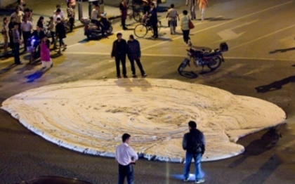 O spuma "iesita din Pamant" i-a panicat pe locuitorii unui oras din China