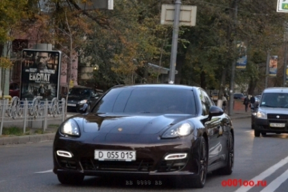 Scandalul continua. Porsche Cayenne si Panamera cu numere diplomatice, pe strazile din Kiev