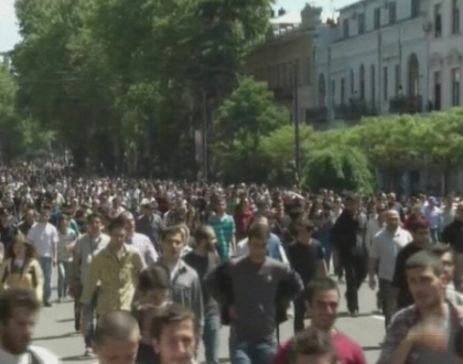 Protest soldat cu raniti in Georgia. Sute de oameni au manifestat fata de  parada gay-ilor