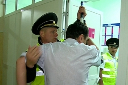 Noptile Albe au revenit! Un sofer baut i-a bruscat pe inspectorii de patrulare. VIDEO Noptile Albe au revenit! Un sofer baut i-a bruscat pe inspectorii de patrulare. VIDEO