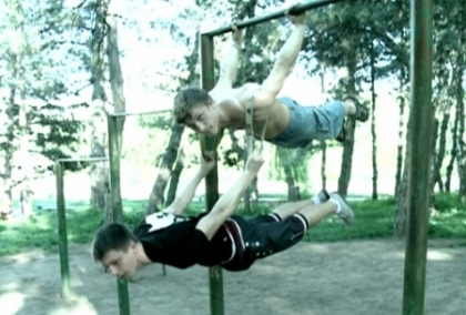 Isi dezmortesc muschii in troleibuze, parcuri si pe strada. Afla ce este street workout-ul