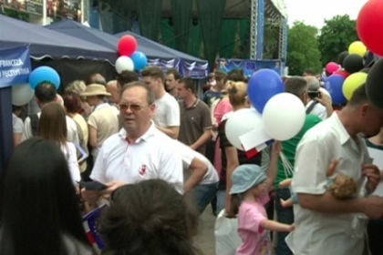 Ziua Europei, sarbatorita cu intarziere la Chisinau. Moldovenii au facut coada la cortul Ambasadei Spaniei Ziua Europei, sarbatorita cu intarziere la Chisinau. Moldovenii au facut coada la cortul Ambasadei Spaniei