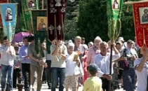 Proteste anti-gay in centrul capitalei! Sute de preoti si enoriasi cer anularea marsului homosexualilor Proteste anti-gay in centrul capitalei! Sute de preoti si enoriasi cer anularea marsului homosexualilor