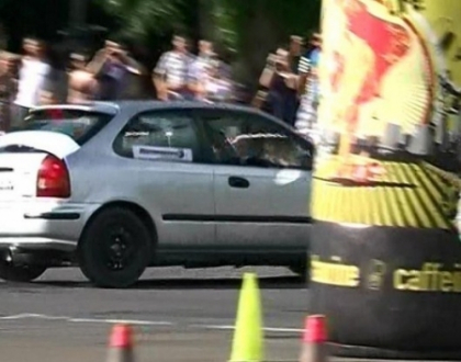 Pneuri arse, motoare zgomotoase si multa adrenalina! Cum a inceput campionatul de autoslalom Pneuri arse, motoare zgomotoase si multa adrenalina! Cum a inceput campionatul de autoslalom