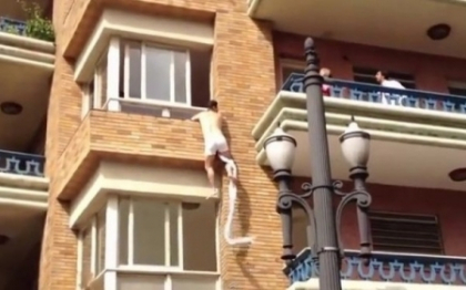 VIDEO. Momentul in care un barbat in lenjerie intima fuge pe geam, in timp ce un cuplu se cearta