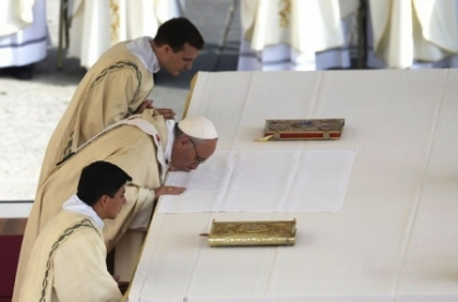 Papa Francisc a recunoscut ca a adormit in timpul rugaciunii de dinainte de culcare