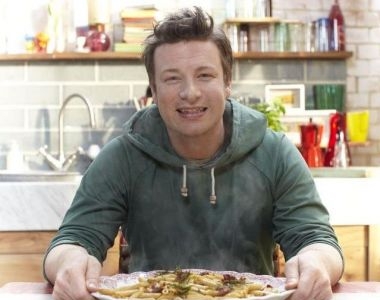 Jamie Oliver, dat in judecata de o clienta dupa ce aceasta a ajuns de urgenta la spital Jamie Oliver, dat in judecata de o clienta dupa ce aceasta a ajuns de urgenta la spital