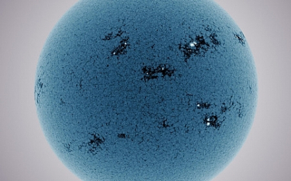 NASA a surprins prima imagine cu Soarele Albastru: o perspectiva detaliata a cromosferei solare NASA a surprins prima imagine cu Soarele Albastru: o perspectiva detaliata a cromosferei solare