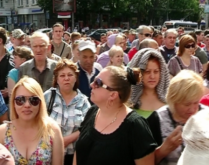 Comerciantii continua sa protesteze la Primarie! Zeci de oameni au blocat strada