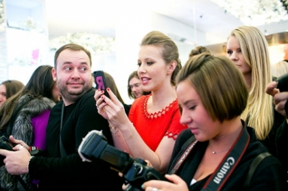 Paris Hilton se inspira de la Xenia Sobchak? Blondele, surprinse purtand aceeasi rochie "“ FOTO Paris Hilton se inspira de la Xenia Sobchak? Blondele, surprinse purtand aceeasi rochie "“ FOTO