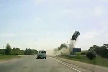 VIDEO INCREDIBIL. O masina, propulsata 5 metri in aer, dupa ce soferul a pierdut controlul