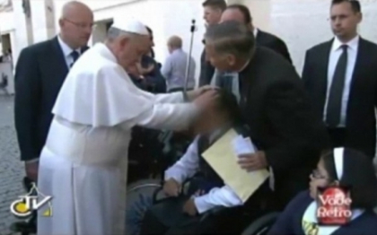 Imaginile care i-au facut pe italieni sa creada ca Papa Francisc face o sedinta de exorcizare Imaginile care i-au facut pe italieni sa creada ca Papa Francisc face o sedinta de exorcizare