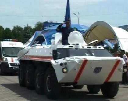Masini blindate si oameni inarmati cu stegulete. Hramul orasului Balti, marcat in stil sovietic