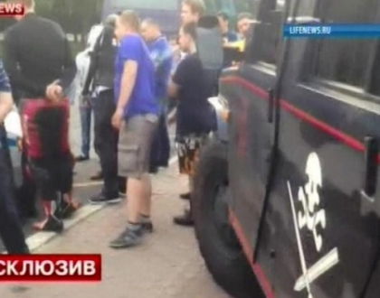 Scenariul se repeta la Moscova. Doi barbati beti si drogati au fost retinuti, intr-o blindata