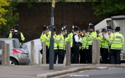 ATAC TERORIST LA LONDRA. Un militar a fost decapitat, iar doua persoane au fost impuscate