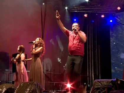 Ð‘Ð»ÐµÑÑ‚ÑÑ‰Ð¸Ðµ a cantat la Falesti un hit O-zone, alaturi de milionarul Renato Usatii "“ VIDEO
