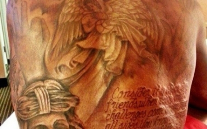 A vrut sa-si arate credinta printr-un tatuaj cu citat din Biblie, dar s-a facut de ras. Ce scrie A vrut sa-si arate credinta printr-un tatuaj cu citat din Biblie, dar s-a facut de ras. Ce scrie