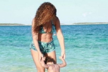 Blue Ivy, una din cele mai cunoscute micute din lume. La doar 1 an, a inceput deja sa o imite pe Beyonce Blue Ivy, una din cele mai cunoscute micute din lume. La doar 1 an, a inceput deja sa o imite pe Beyonce