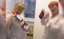 Cu pungi de sange in mana si prefacandu-se ca resusciteaza pacienti. Pozele unor asistente rusoaice