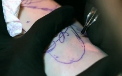 Ce si-a tatuat un barbat pe brat. "Cand ma uit la el, mi se face foame". VIDEO