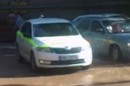 Inspectorii de patrulare parcheaza unde vor! Uite cum si-au lasat masina politistii din Balti