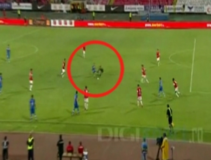 Se intampla in Romania! Un arbitru era cat pe ce sa-l trimita la spital pe un fotbalist. Cum a fost posibil Se intampla in Romania! Un arbitru era cat pe ce sa-l trimita la spital pe un fotbalist. Cum a fost posibil
