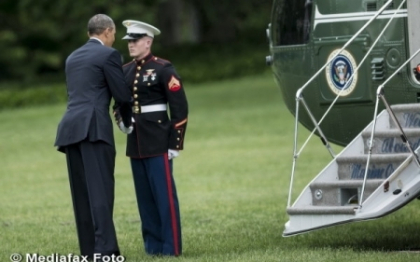 Barack Obama a oferit un moment jenant la salutul unui puscas marin FOTO