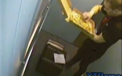 Gest inexplicabil al unui tanar care livra pizza. A fost filmat de camera de supraveghere din lift