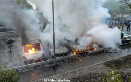 A 7-a noapte de violente la Stockholm. Somajul alimenteaza tensiunile la periferia capitalei Suediei