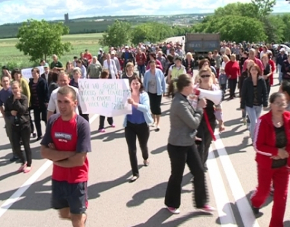 Un protest pasnic s-a incheiat cu imbranceli si scandal! Zeci de oameni au blocat drumul la Sociteni