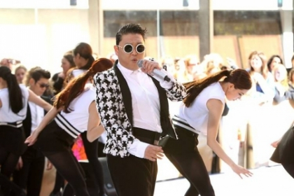 Succesul a apus? Cantaretul PSY HUIDUIT copios la Roma! VIDEO
Succesul a apus? Cantaretul PSY HUIDUIT copios la Roma! VIDEO