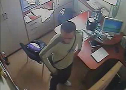 Asta e culmea tupeului! Un tanar a FURAT peste 10 mii de lei dintr-un magazin din Chisinau. VIDEO Asta e culmea tupeului! Un tanar a FURAT peste 10 mii de lei dintr-un magazin din Chisinau. VIDEO