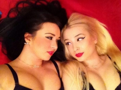 Doua surori care se declara lesbiene, puse la zid pe retelele de socializare. Ce zic parintii lor - FOTO