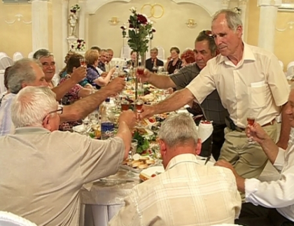 S-au intalnit dupa 50 de ani! Cum si-au amintit de scoala zeci de absolventi de la liceul din Durlesti S-au intalnit dupa 50 de ani! Cum si-au amintit de scoala zeci de absolventi de la liceul din Durlesti
