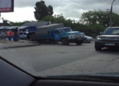 Capcana in mijlocul drumului. Un camion cu bena s-a prabusit sub asfalt, intr-o groapa uriasa