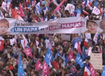 Violente fara precedent la Paris. Mii de oameni au scandat furiosi in strada. Sute de retinuti