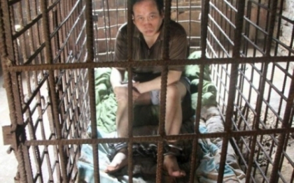 Un chinez bolnav mintal este tinut inchis intr-o cusca de 11 ani de catre propria familie