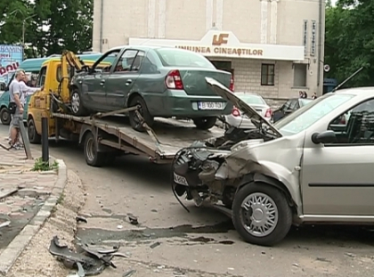 Accident in centrul capitalei! Doua masini s-au ciocnit in plin intr-o intersectie. VIDEO Accident in centrul capitalei! Doua masini s-au ciocnit in plin intr-o intersectie. VIDEO