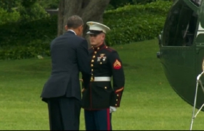 VIDEO. Reactia impresionanta a lui Obama, cand re"‹alizeaza ca a uitat sa raspunda la salutul militar VIDEO. Reactia impresionanta a lui Obama, cand re"‹alizeaza ca a uitat sa raspunda la salutul militar
